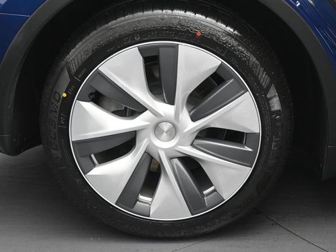 Used 2024 Tesla Model Y 2WD image 9