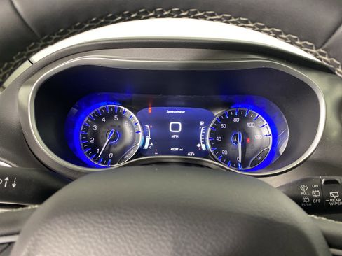 Used 2024 Chrysler Pacifica Touring-L image 21