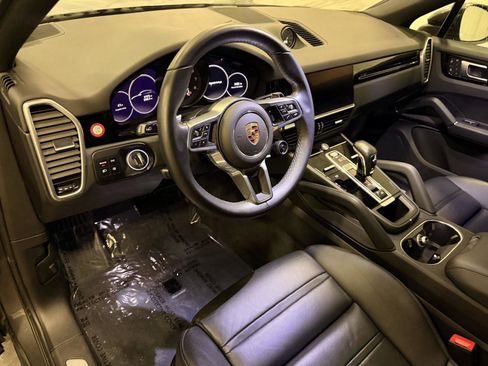 Used 2023 Porsche Cayenne Coupe image 4