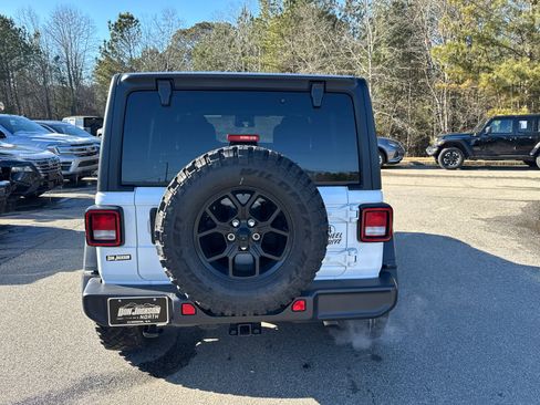 Used 2025 Jeep Wrangler Willys image 9