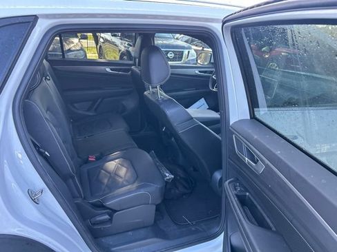 Used 2024 Volkswagen Atlas Cross Sport SE FWD image 8