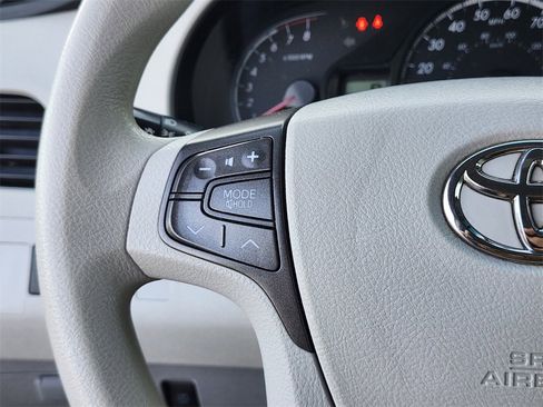 Used 2013 Toyota Sienna LE image 26