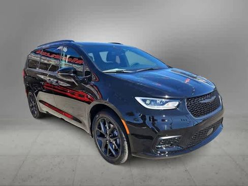 New 2026 Chrysler Pacifica Select AWD/4WD image 2