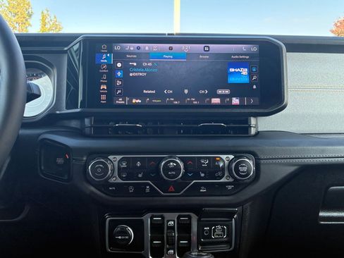 Used 2025 Jeep Wrangler Sahara image 18