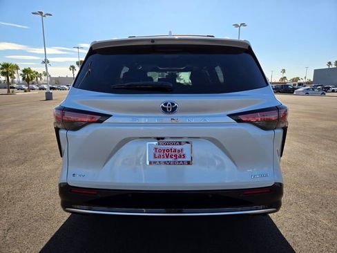 Used 2025 Toyota Sienna Limited image 5