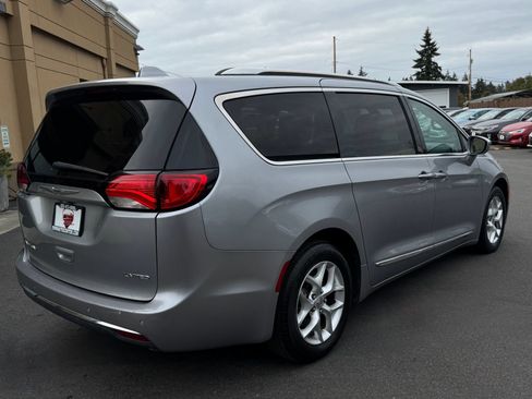 Used 2020 Chrysler Pacifica Limited FWD image 7