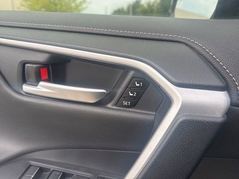 Used 2019 Toyota RAV4 Limited w/ Cold Weather Package FWD image 17