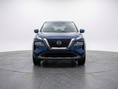 Used 2025 Nissan Rogue SV image 2