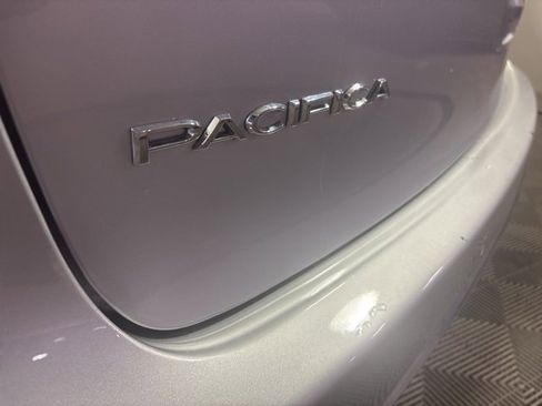 Used 2024 Chrysler Pacifica Touring-L image 5