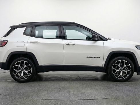 Used 2025 Jeep Compass Limited image 11