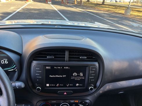 Used 2025 Kia Soul LX w/ LX Technology Package image 17