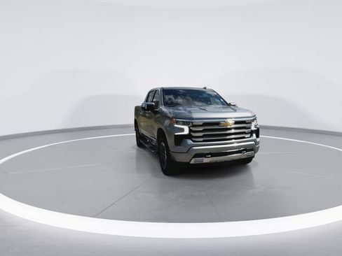 Used 2025 Chevrolet Silverado 1500 High Country w/ Technology Package AWD/4WD image 2