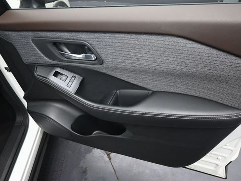 Used 2023 Nissan Rogue SV image 28