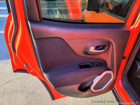 Used 2019 Jeep Renegade Latitude FWD image 22