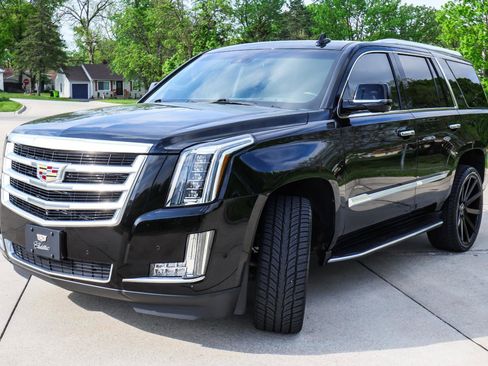 Used 2018 Cadillac Escalade Luxury image 3