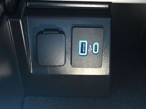 Used 2024 Ford Explorer XLT image 33