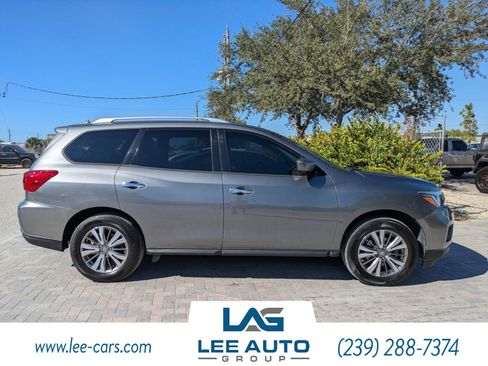 Used 2018 Nissan Pathfinder SV image 2