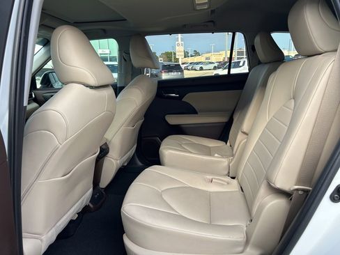 Used 2020 Toyota Highlander XLE image 11
