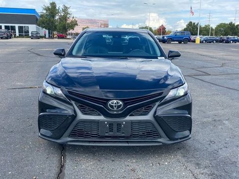 Used 2023 Toyota Camry SE image 3