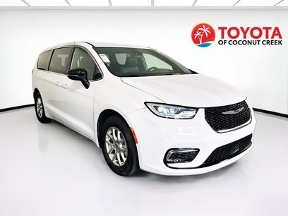 Used 2025 Chrysler Pacifica Select