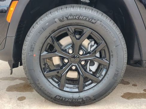 New 2026 Jeep Grand Cherokee Altitude image 7