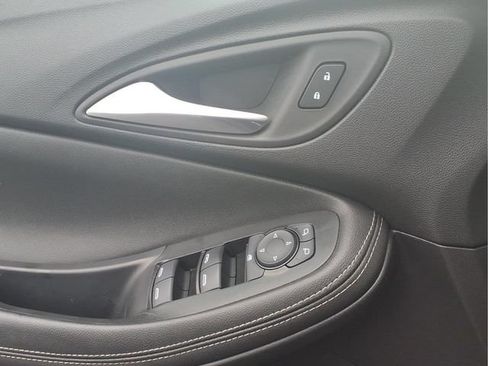 Used 2025 Buick Encore GX Preferred AWD/4WD image 17