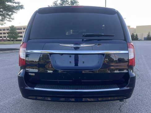 Used 2014 Chrysler Town & Country Touring FWD image 4