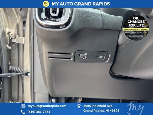 Used 2022 Volvo XC40 T5 R-Design w/ Advanced Package image 14