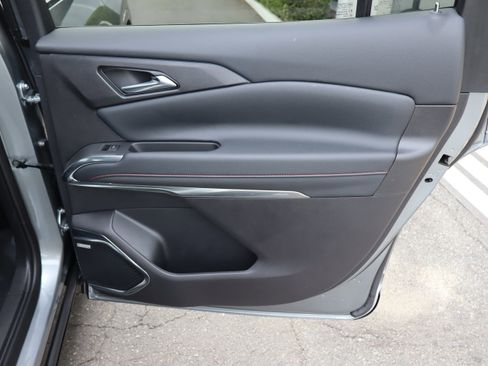 Used 2025 Chevrolet Traverse RS FWD image 36