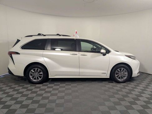 Used 2021 Toyota Sienna XLE w/ XLE Plus Package FWD image 5