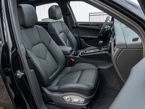 Certified 2025 Porsche Macan AWD/4WD image 30