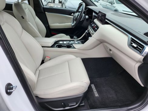 Used 2025 Genesis G70 2.5T image 11