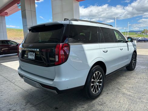 Used 2025 Ford Expedition Platinum AWD/4WD image 11