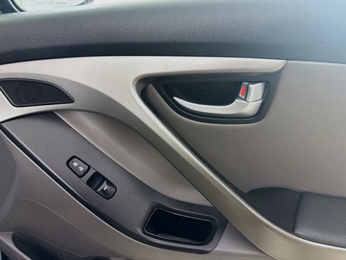 Used 2016 Hyundai Elantra Limited image 31