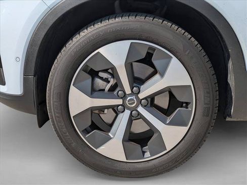 Used 2024 Volvo XC40 B5 Plus AWD/4WD image 9