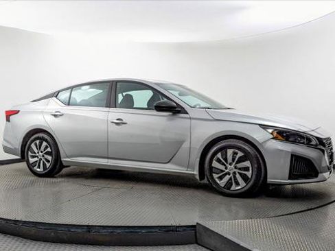 Used 2024 Nissan Altima 2.5 S image 11