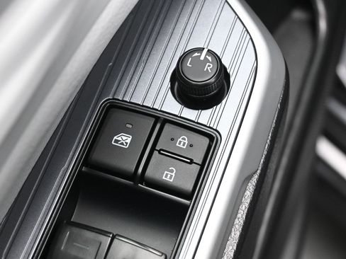 Used 2025 Toyota Sienna LE w/ LE Plus Package image 12