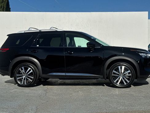 Used 2024 Nissan Pathfinder Platinum w/ Cargo Package AWD/4WD image 2