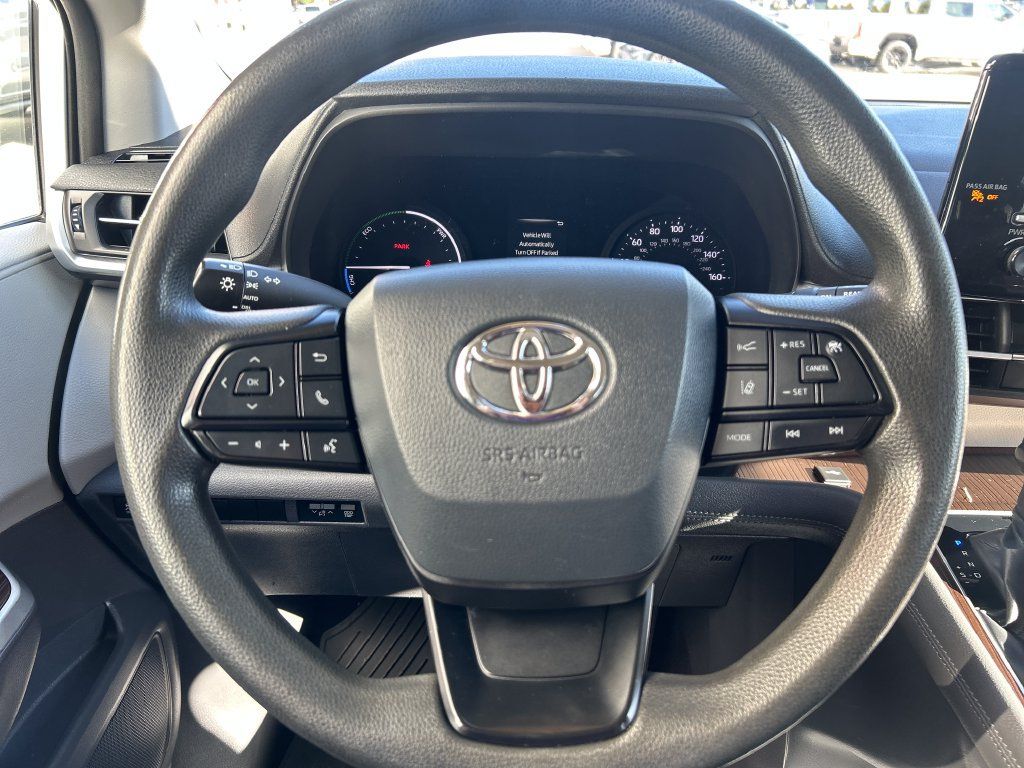 Certified 2022 Toyota Sienna LE FWD image 17
