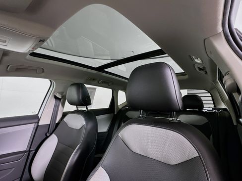 Used 2022 Volkswagen Taos SEL w/ Panoramic Sunroof Package FWD image 26