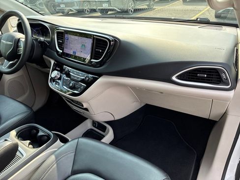 Used 2024 Chrysler Pacifica Touring-L FWD image 38