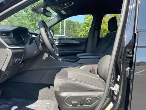 Used 2024 Jeep Grand Cherokee Laredo w/ Luxury Tech Group I RWD image 18