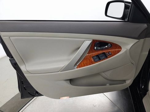 Used 2011 Toyota Camry XLE image 12