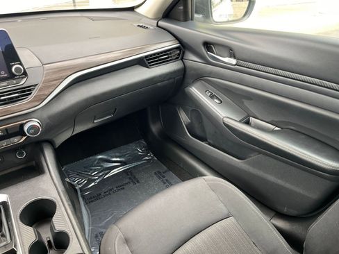 Used 2025 Nissan Altima 2.5 SV image 34