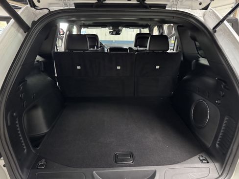 Used 2022 Jeep Grand Cherokee Laredo X image 11