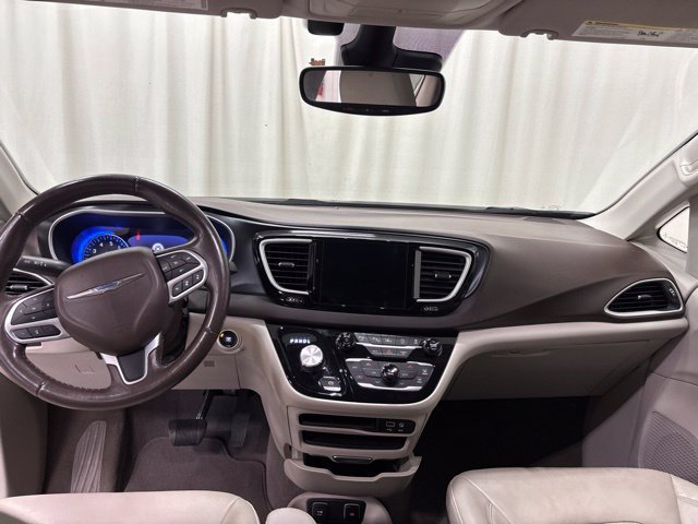 Used 2020 Chrysler Pacifica Touring-L w/ Advanced Safetytec Group FWD image 18
