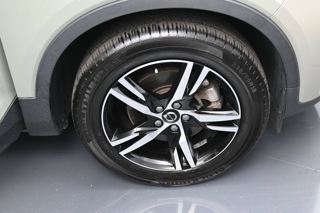 Used 2023 Volvo XC40 B5 Plus AWD/4WD image 39