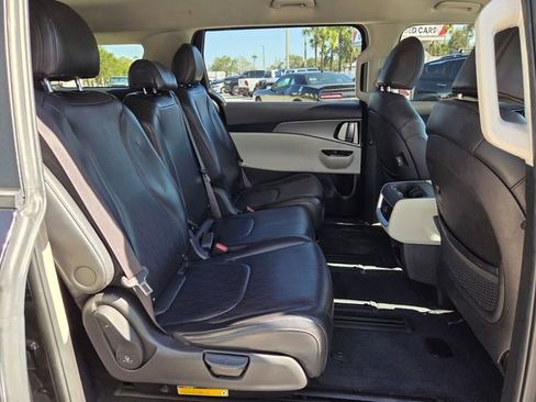 Used 2022 Kia Carnival LX image 17