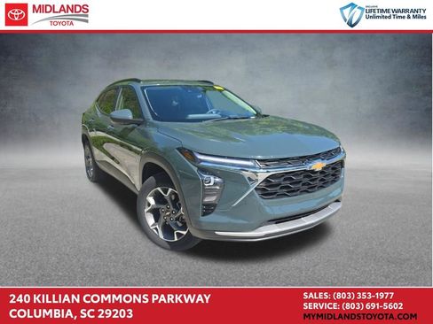 Used 2025 Chevrolet Trax LT FWD image 1