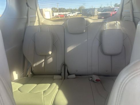 Used 2021 Chrysler Pacifica Touring-L image 39